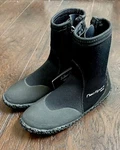 Neosport Boots Unisex Size 6 Neoprene 3MM Wetsuit Water Entry Barrier Zipper. Fixed Price $25.00.