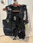 Scubapro W/AIR2 Buoyancy Compensator Device (bcd), Men Medium - Black. Fixed Price $299.00.