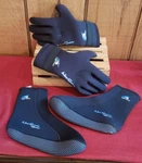 Neo Sport Wetsuits 1.55MM Xspan Hi Top Scuba Dive Sock Black & Gloves Medium. Fixed Price $40.00.